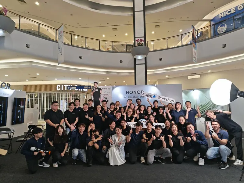 The full HONOR Magic Workshop crew photographed together in the mall atrium after the event.