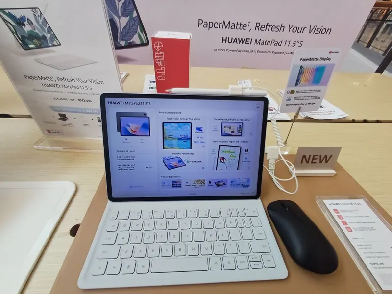 A HUAWEI MatePad 11.5-inch S on a demo counter with its keyboard, M-Pencil and PaperMatte display signage.